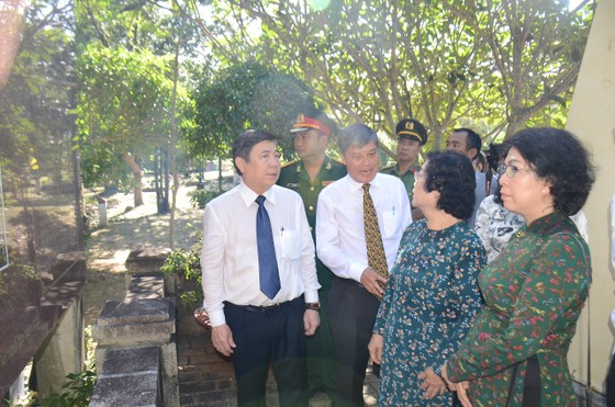 Lãnh đạo TPHCM dâng hương tưởng niệm Anh hùng liệt sĩ tại Nghĩa trang Hàng Dương huyện Côn Đảo  ảnh 7