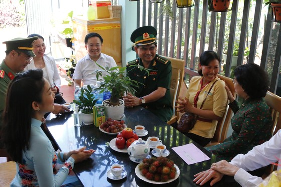 Lãnh đạo TPHCM thăm hỏi gia đình chính sách và tặng thiết bị trường học tại Côn Đảo ảnh 4