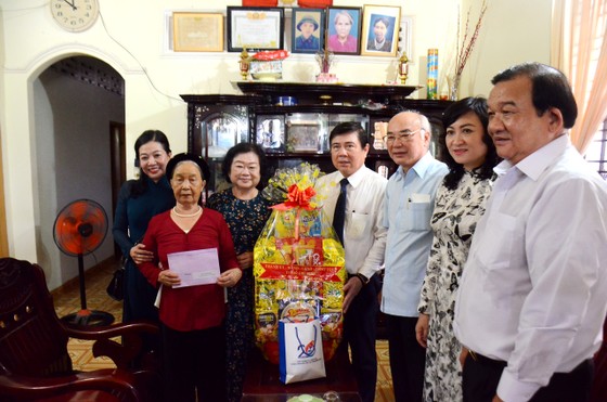 Lãnh đạo TPHCM thăm hỏi gia đình chính sách và tặng thiết bị trường học tại Côn Đảo ảnh 1