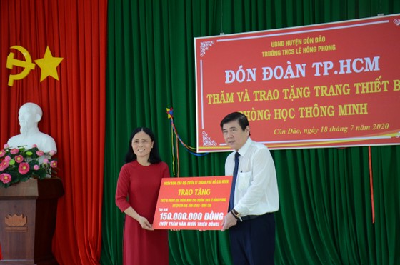 Lãnh đạo TPHCM thăm hỏi gia đình chính sách và tặng thiết bị trường học tại Côn Đảo ảnh 5