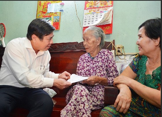Chủ tịch UBND TPHCM Nguyễn Thành Phong thăm gia đình chính sách ảnh 1