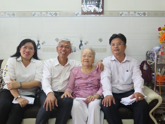 Phó Chủ tịch UBND TPHCM Võ Văn Hoan thăm, tặng quà các gia đình chính sách ảnh 1