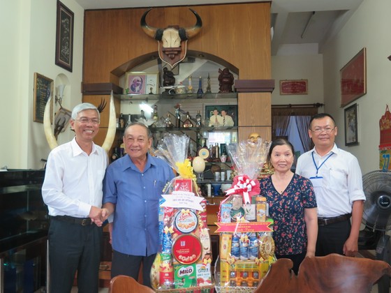 Phó Chủ tịch UBND TPHCM Võ Văn Hoan thăm, tặng quà các gia đình chính sách ảnh 4