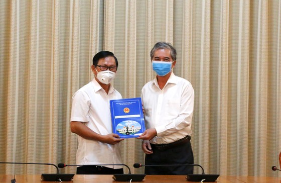 Phó Chủ tịch UBND TPHCM Ngô Minh Châu trao quyết định cán bộ ảnh 1