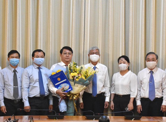 Phó Chủ tịch UBND TPHCM Võ Văn Hoan trao quyết định cán bộ ảnh 3