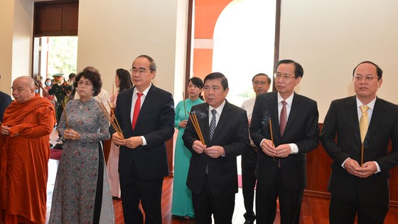 Lãnh đạo TPHCM dâng hương tưởng niệm Chủ tịch Hồ Chí Minh, Chủ tịch Tôn Đức Thắng ảnh 1