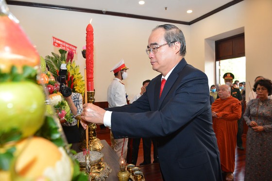 Lãnh đạo TPHCM dâng hương tưởng niệm Chủ tịch Hồ Chí Minh, Chủ tịch Tôn Đức Thắng ảnh 2