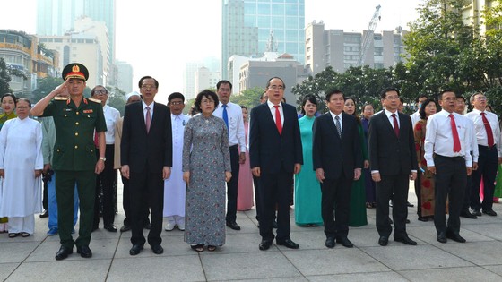 Lãnh đạo TPHCM dâng hương tưởng niệm Chủ tịch Hồ Chí Minh, Chủ tịch Tôn Đức Thắng ảnh 7