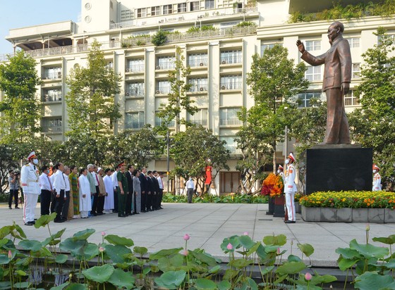 Lãnh đạo TPHCM dâng hương tưởng niệm Chủ tịch Hồ Chí Minh, Chủ tịch Tôn Đức Thắng ảnh 8