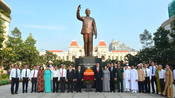 Lãnh đạo TPHCM dâng hương tưởng niệm Chủ tịch Hồ Chí Minh, Chủ tịch Tôn Đức Thắng ảnh 9