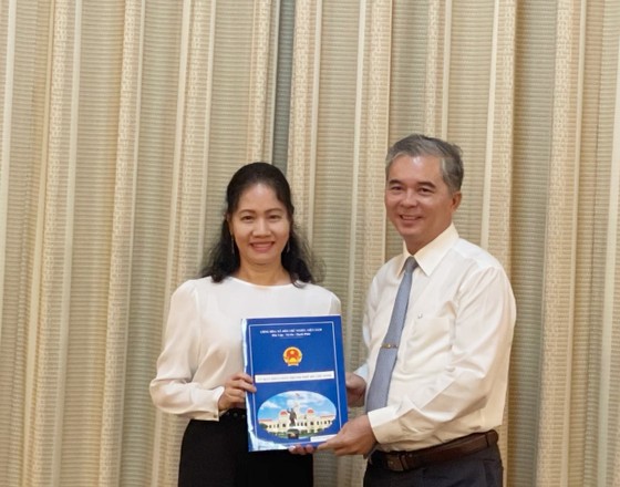 Bà Phan Thị Bình Thuận đến nhận công tác tại Thành ủy TPHCM  ảnh 1
