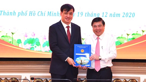 Đồng chí Phan Thị Thắng và Lê Hòa Bình nhận quyết định phê chuẩn chức vụ Phó Chủ tịch UBND TPHCM ảnh 2