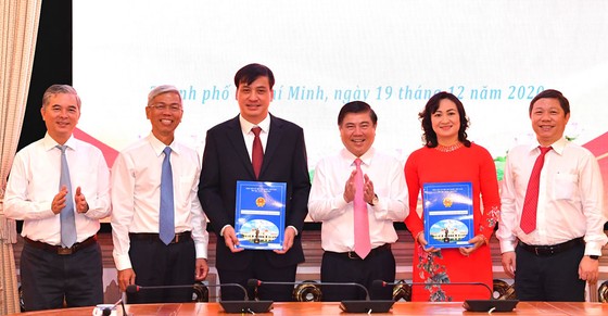 Đồng chí Phan Thị Thắng và Lê Hòa Bình nhận quyết định phê chuẩn chức vụ Phó Chủ tịch UBND TPHCM ảnh 3