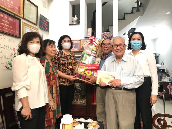 Phó Chủ tịch UBND TPHCM Phan Thị Thắng thăm, chúc tết các hộ dân ảnh 2