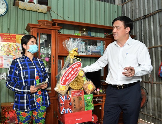 Phó Chủ tịch UBND TPHCM Lê Hòa Bình thăm, chúc tết người dân có hoàn cảnh khó khăn tại huyện Củ Chi ảnh 1