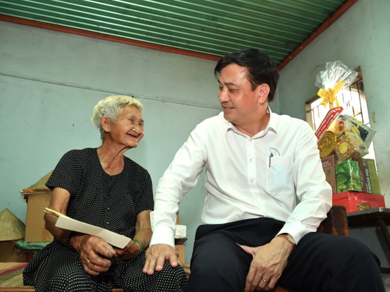 Phó Chủ tịch UBND TPHCM Lê Hòa Bình thăm, chúc tết người dân có hoàn cảnh khó khăn tại huyện Củ Chi ảnh 2
