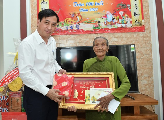 Phó Chủ tịch UBND TPHCM Lê Hòa Bình thăm, chúc tết người dân có hoàn cảnh khó khăn tại huyện Củ Chi ảnh 3