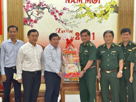 Chủ tịch UBND TPHCM Nguyễn Thành Phong thăm, chúc tết các đơn vị và người dân ảnh 3