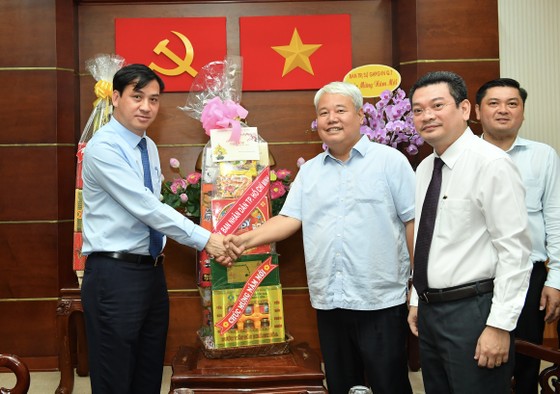 Phó Chủ tịch UBND TPHCM Lê Hòa Bình thăm, chúc tết cán bộ nguyên lãnh đạo Trung ương và TPHCM ảnh 7