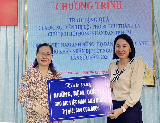 Thường trực HĐND TPHCM tặng 249 phần quà tới Mẹ Việt Nam Anh hùng và người dân huyện Củ Chi ảnh 3