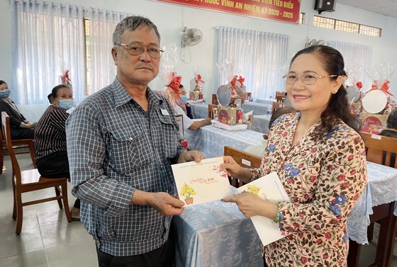 Thường trực HĐND TPHCM tặng 249 phần quà tới Mẹ Việt Nam Anh hùng và người dân huyện Củ Chi ảnh 1