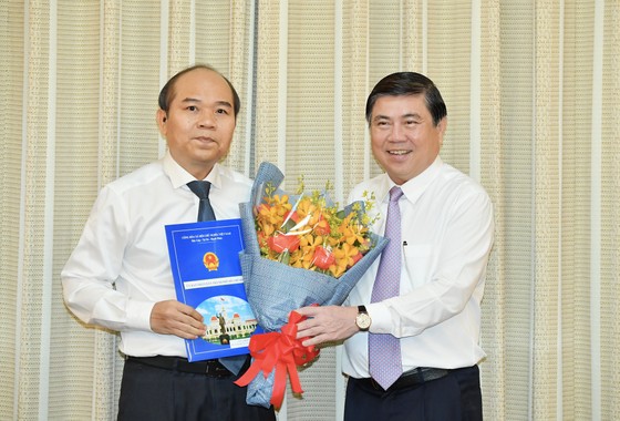 Chủ tịch UBND TPHCM Nguyễn Thành Phong trao các quyết định nhân sự chủ chốt ảnh 1