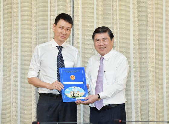 Chủ tịch UBND TPHCM Nguyễn Thành Phong trao các quyết định nhân sự chủ chốt ảnh 2