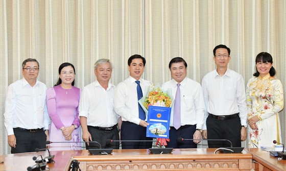 Chủ tịch UBND TPHCM Nguyễn Thành Phong trao các quyết định nhân sự chủ chốt ảnh 3