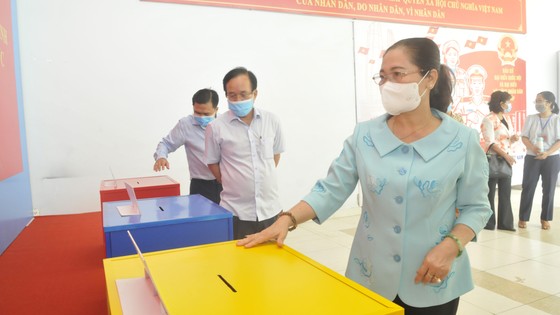Chủ tịch HĐND TPHCM Nguyễn Thị Lệ kiểm tra việc chuẩn bị bầu cử tại TP Thủ Đức ảnh 1