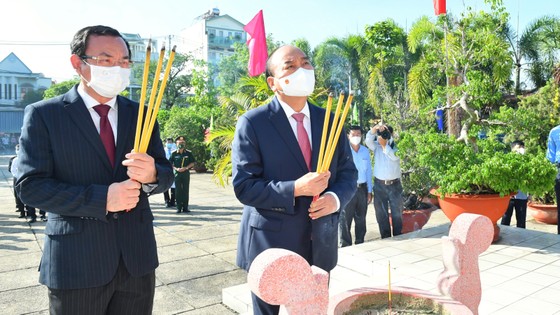 Chủ tịch nước Nguyễn Xuân Phúc dâng hoa, dâng hương tại các di tích lịch sử ở huyện Hóc Môn - TPHCM ảnh 1