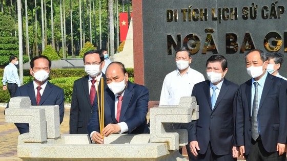 Chủ tịch nước Nguyễn Xuân Phúc dâng hoa, dâng hương tại các di tích lịch sử ở huyện Hóc Môn - TPHCM ảnh 4
