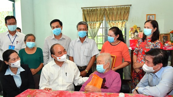 Chủ tịch nước Nguyễn Xuân Phúc thăm, tặng quà một số gia đình chính sách tại huyện Hóc Môn, TPHCM ảnh 1