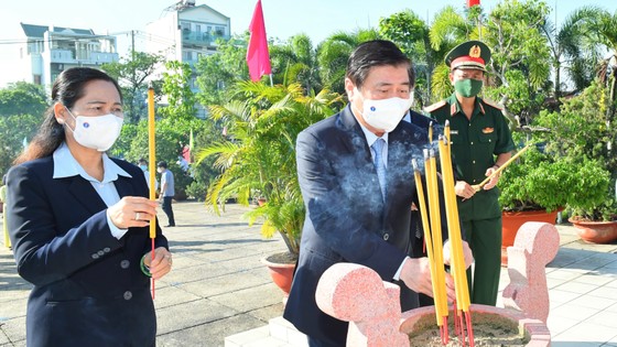 Chủ tịch nước Nguyễn Xuân Phúc dâng hoa, dâng hương tại các di tích lịch sử ở huyện Hóc Môn - TPHCM ảnh 2