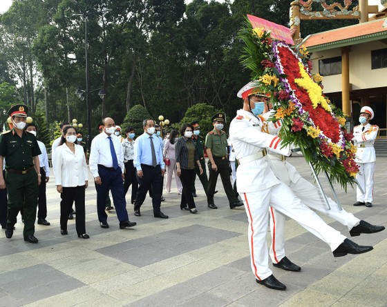 Chủ tịch nước Nguyễn Xuân Phúc viếng Đền tưởng niệm Liệt sĩ Bến Dược tại huyện Củ Chi - TPHCM ảnh 1