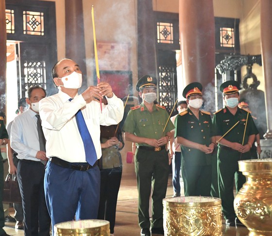 Chủ tịch nước Nguyễn Xuân Phúc viếng Đền tưởng niệm Liệt sĩ Bến Dược tại huyện Củ Chi - TPHCM ảnh 3