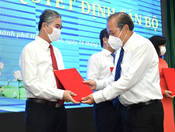 Đồng chí Nguyễn Thành Phong được Thủ tướng phê chuẩn chức vụ Chủ tịch UBND TPHCM, nhiệm kỳ 2021-2026 ảnh 5