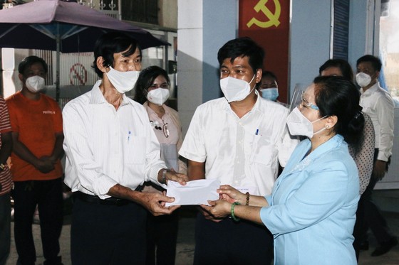 Chủ tịch HĐND TPHCM Nguyễn Thị Lệ thăm hỏi, động viên cán bộ cơ sở tại quận 3 ảnh 1