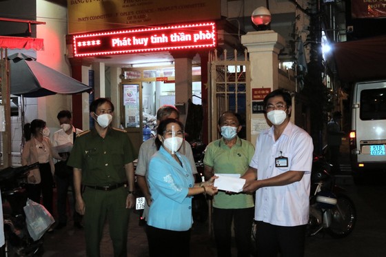 Chủ tịch HĐND TPHCM Nguyễn Thị Lệ thăm hỏi, động viên cán bộ cơ sở tại quận 3 ảnh 3