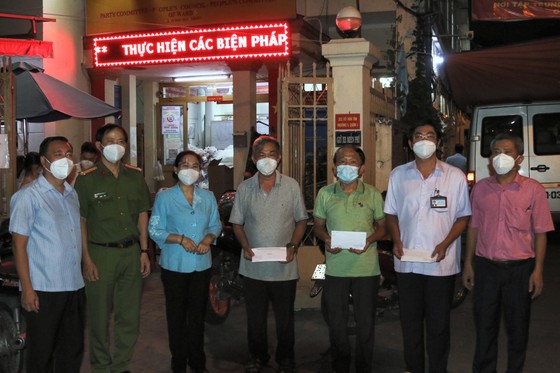 Chủ tịch HĐND TPHCM Nguyễn Thị Lệ thăm hỏi, động viên cán bộ cơ sở tại quận 3 ảnh 4