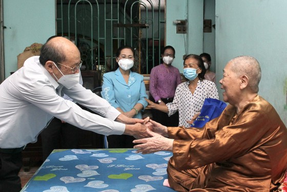 Chủ tịch HĐND TPHCM Nguyễn Thị Lệ thăm, chúc thọ người cao tuổi tại huyện Hóc Môn ảnh 4