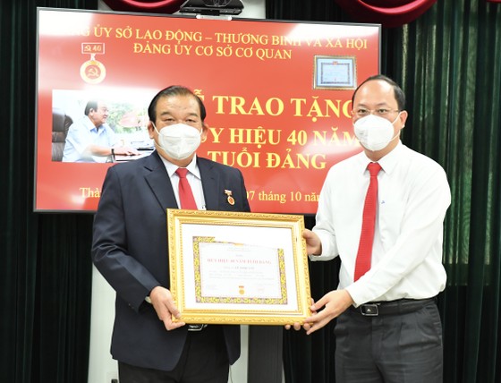 Giám đốc Sở LĐTB-XH TPHCM Lê Minh Tấn nhận Huy hiệu 40 năm tuổi Đảng ảnh 1