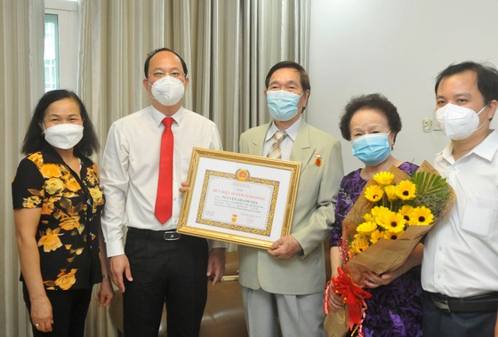 Phó Bí thư Thành ủy TPHCM Nguyễn Hồ Hải trao Huy hiệu Đảng tại nhà cho các đảng viên cao tuổi Đảng ảnh 4