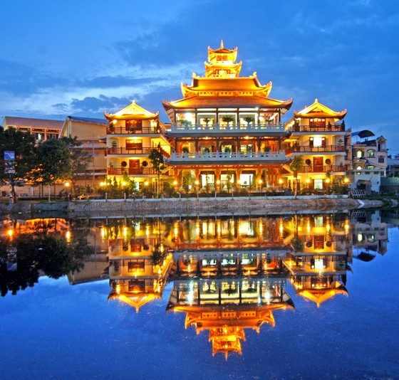 Quận 3, quận 8 tổ chức thả hoa đăng tưởng niệm đồng bào tử vong và cán bộ, chiến sĩ hy sinh trong đại dịch Covid-19 ảnh 1