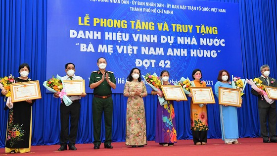 23 mẹ tại TPHCM được tặng danh hiệu Bà mẹ Việt Nam anh hùng ảnh 2