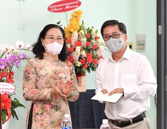 Chủ tịch HĐND TPHCM Nguyễn Thị Lệ thăm, chúc mừng Giáng sinh đồng bào công giáo ảnh 1