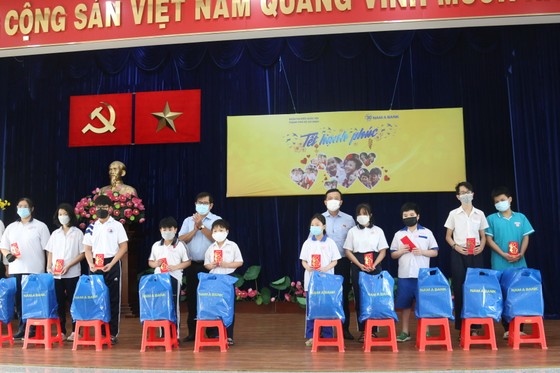 Tặng quà Tết tới 1.300 trẻ em mồ côi, có hoàn cảnh khó khăn tại TPHCM ảnh 2
