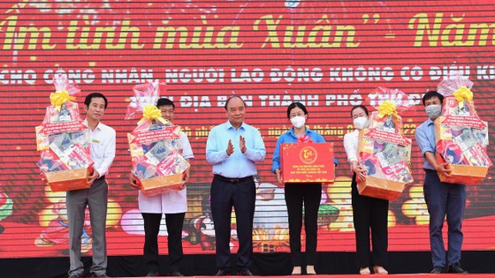 Chủ tịch nước Nguyễn Xuân Phúc trao quà tết tới công nhân ở TP Thủ Đức, TPHCM ảnh 4