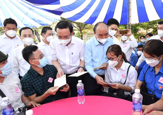Chủ tịch nước Nguyễn Xuân Phúc trao quà tết tới công nhân ở TP Thủ Đức, TPHCM ảnh 3