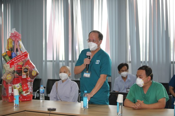 Chủ tịch UBND TPHCM Phan Văn Mãi: Thành phố tri ân sự đóng góp của y bác sĩ, tình nguyện viên ảnh 3
