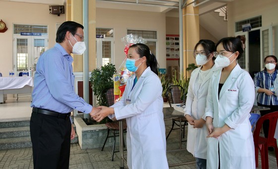 Chủ tịch UBND TPHCM Phan Văn Mãi: Thành phố tri ân sự đóng góp của y bác sĩ, tình nguyện viên ảnh 4
